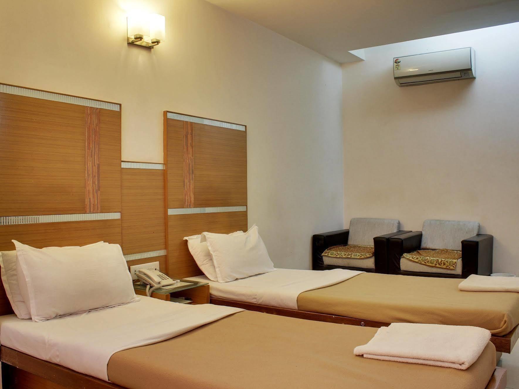 Fabhotel Kadamb Inn Ahmedabad Esterno foto